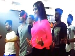 अर्शी खान ने ‘मेरे रश्के कमर’ पर यूं की डांस रिहर्सल, वीडियो हो गया वायरल अर्शी खान ने ‘मेरे रश्के कमर’ पर यूं की डांस रिहर्सल, वीडियो हो गया वायरल