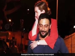 जानें ऐसा क्या हुआ जो इस एक्टर को कंधे पर बिठाकर पत्नी को ले जाना पड़ा कार तक, देखें Video जानें ऐसा क्या हुआ जो इस एक्टर को कंधे पर बिठाकर पत्नी को ले जाना पड़ा कार तक, देखें Video