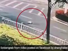 10 महीने का बच्चा गिर गया चलती कार से, देखें ये खतरनाक वीडियो