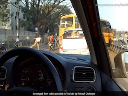 बिना हेलमेट पहने बचकर निकल रहा था शख्स, पुलिस ने देख ऐसे मारा जूता, देखें Video बिना हेलमेट पहने बचकर निकल रहा था शख्स, पुलिस ने देख ऐसे मारा जूता, देखें Video