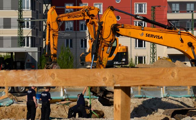 WWII Bomb Forces Mass Evacuation In Central Berlin