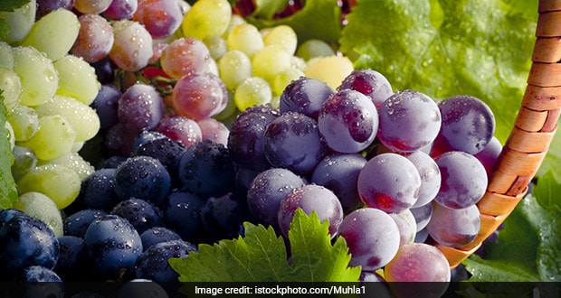 Black Grapes Benefits: काले अंगूर खाने के 5 कमाल के फायदे