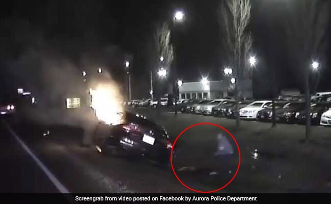 VIDEO: जलती कार में ड्राइवर को बचाने के लिए इस शख्स ने किया ऐसा