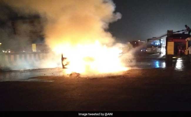 दिल्ली में आईटीओ के पास कार में अचानक लग गई आग