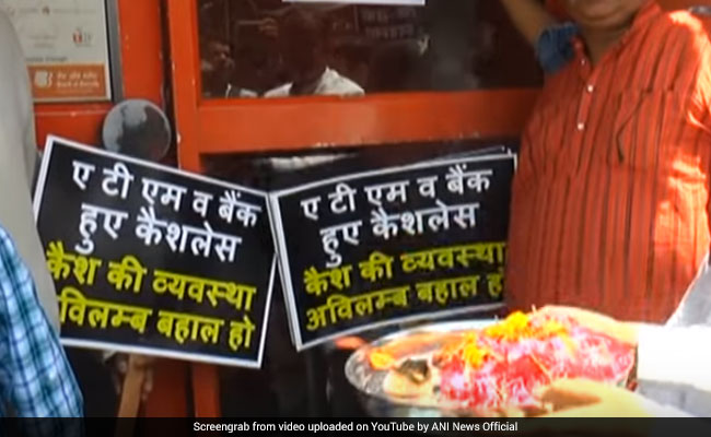 Amid Cash Crunch, Kanpur Traders Pray To 'ATM Deva' In Special <i>Aarti</i>. Watch