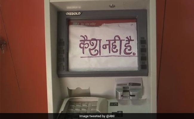 दूसरे दिन भी एटीएम कैशलैस:  खाली पड़े हैं ATM, लगे हैं नो कैश के बोर्ड