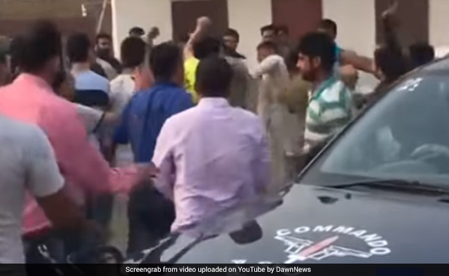 Watch: Chinese Workers Thrash Pak Cops For Harassing Them At China-Pakistan Project Site