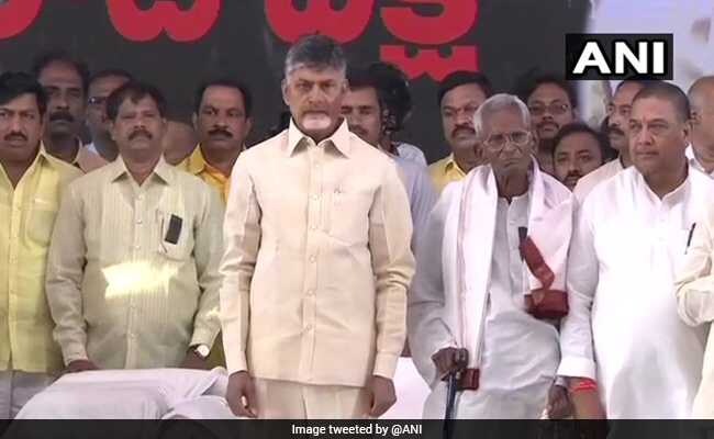 आंध्र प्रदेश को विशेष राज्य का दर्जा: जन्मदिन पर मोदी सरकार के विरोध में भूख हड़ताल पर बैठे चंद्रबाबू नायडू आंध्र प्रदेश को विशेष राज्य का दर्जा: जन्मदिन पर मोदी सरकार के विरोध में भूख हड़ताल पर बैठे चंद्रबाबू नायडू