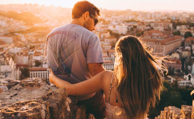 3 Signs That Tell You A Guy Is Totally Into You