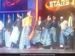 दीपिका पादुकोण ने 'लुंगी डांस' से स्टेज पर मचाया तहलका, रणबीर के सामने भूलीं डांस स्टेप्स दीपिका पादुकोण ने 'लुंगी डांस' से स्टेज पर मचाया तहलका, रणबीर के सामने भूलीं डांस स्टेप्स