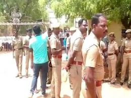 महिला प्रोफेसर ने छात्रों को अधिकारियों के साथ दी थी 'संबंध' बनाने की सलाह, जांच समिति गठित महिला प्रोफेसर ने छात्रों को अधिकारियों के साथ दी थी 'संबंध' बनाने की सलाह, जांच समिति गठित
