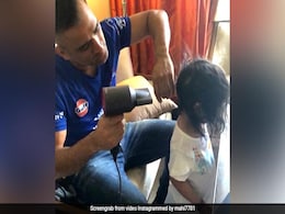 धोनी ने बेटी जीवा के बालों को सुखाया, तो एक्स बिग बॉस कंटेस्टेंट बोलीं- हाय मैं मर जावां धोनी ने बेटी जीवा के बालों को सुखाया, तो एक्स बिग बॉस कंटेस्टेंट बोलीं- हाय मैं मर जावां