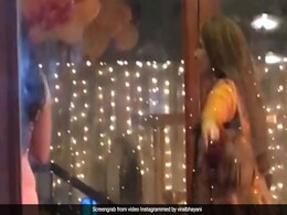 राजेश खन्ना का बजा 'जय जय शिव शंकर' तो खुद को रोक नहीं पाईं डिंपल कपाड़िया, और यूं लगीं थिरकने राजेश खन्ना का बजा 'जय जय शिव शंकर' तो खुद को रोक नहीं पाईं डिंपल कपाड़िया, और यूं लगीं थिरकने