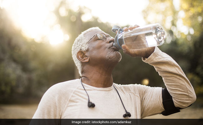 Here&rsquo;s Why Exercising Older Adults Should Be Drinking More Water