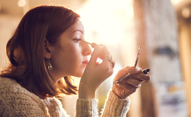 इस गर्मी ब्लैक नहीं ट्रांसपैरेंट eyeliner से आंखों को सजाइए, सबकी नजरें होंगी बस आप पर