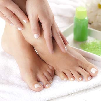 Easy Home Remedies To Get Rid Of Cracked Heels-Beautifull Feet-Cracked Heels | Homeopathic Treatment | Home Remedies | Best Homeopathic Dermatologist (Skin Doctor) in Pakistan | Dr Qaisar Ahmed MD, DHMS
