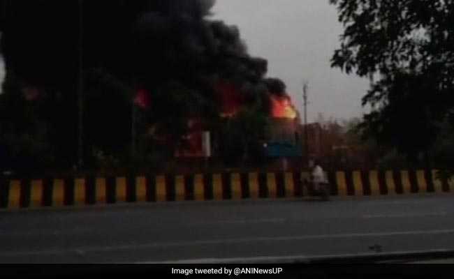 गाजियाबाद के पाइप फैक्टरी में भीषण आग, दमकल की 10 गाड़ियां मौके पर मौजूद