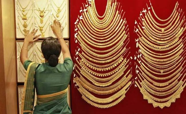 Current Gold Rates: Gold Price Comes Down Marginally Today, Silver Price Falls