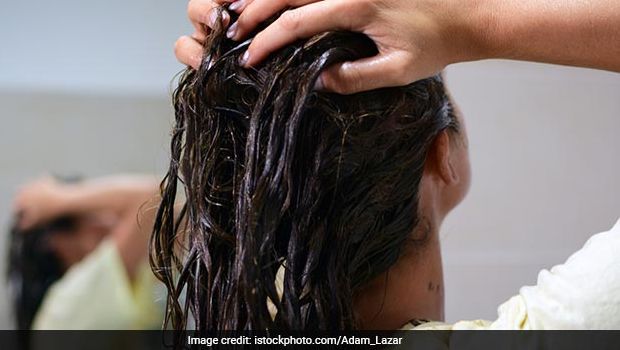 बालों को नेचुरली करना है काला और बनाना है लंबा, घना और मजबूत, तो घर पर इस तरीके से बनाएं हर्बल शैंपू