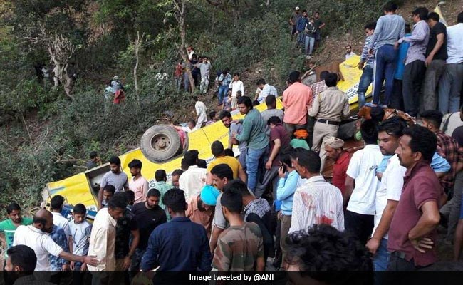 हिमाचल प्रदेश के कांगड़ा में खाई में गिरी स्कूल बस, 27 बच्चों समेत 30 की मौत