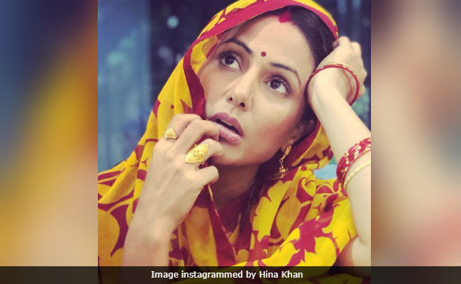 Don't Recognise <i>Bigg Boss</i>' Hina Khan In Smart Phone First Look? We Don't Blame You