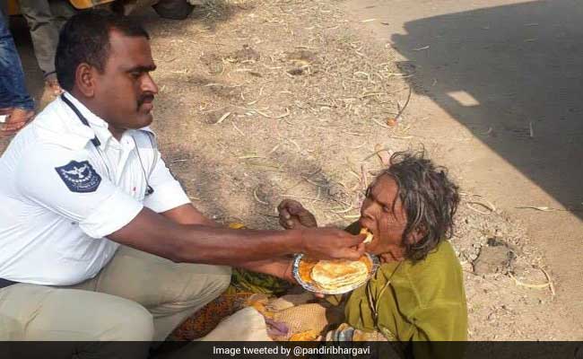 इस पुलिसवाले ने बेघर महिला के लिए किया कुछ ऐसा, फोटो हो गई वायरल