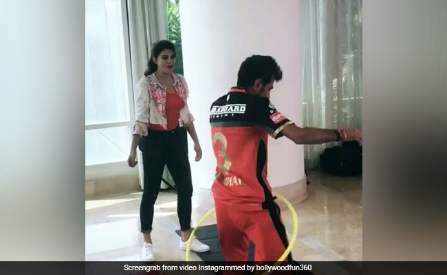 IPL 2018 के इस खिलाड़ी को डांसिंग टिप्स देती नजर आईं ‘एक दो तीन’ गर्ल जैकलीन फर्नांडिस, Video Viral