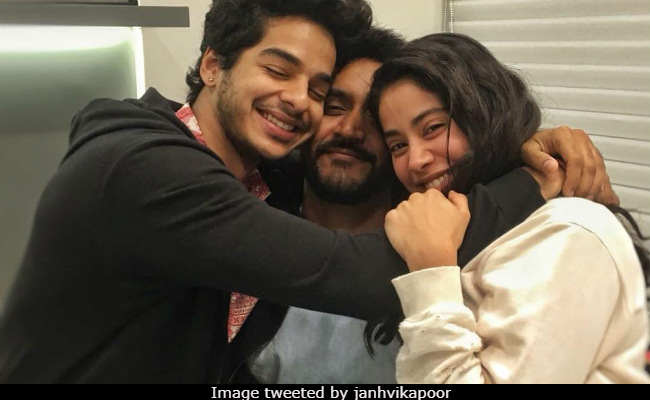 'धड़क' की शूटिंग खत्म, डायरेक्टर के साथ दिखी जाह्नवी कपूर और ईशान खट्टर की क्यूट केमिस्ट्री