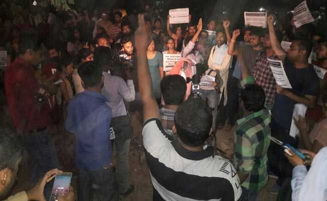 JNU में फिल्म स्क्रीनिंग को लेकर छात्रों के दो गुट में हिंसक झड़प, कई घायल