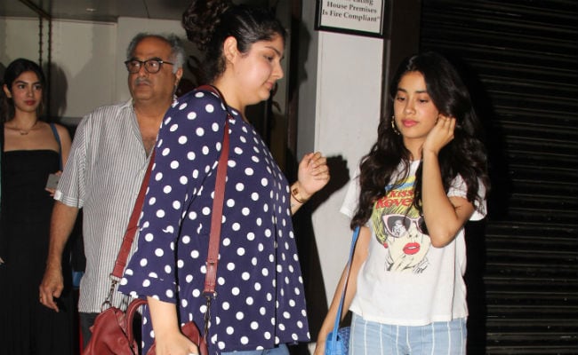 Janhvi, Khushi And Anshula's Friday Night Date With Dad Boney Kapoor