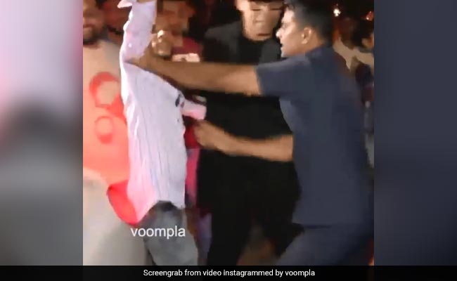 Viral Video: फैन चाहता था सेल्फी खिंचवाना, लेकिन करण जौहर ने यूं किया नजरअंदाज