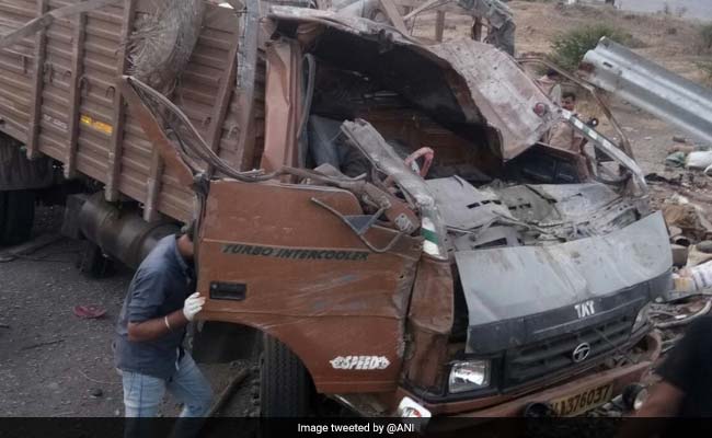 मुंबई-बेंगलुरू हाईवे पर बैरियर में घुसा तेज़ रफ्तार ट्रक, 17 की मौत