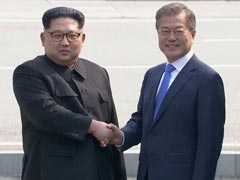 पैदल सीमा पार कर किम जोंग ने दक्षिण कोरिया की धरती पर रखा कदम, मून से मिलाया हाथ