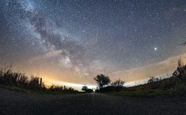 Lyrid Meteor Shower To Fly Past Earth Tonight. Here's How To Watch It