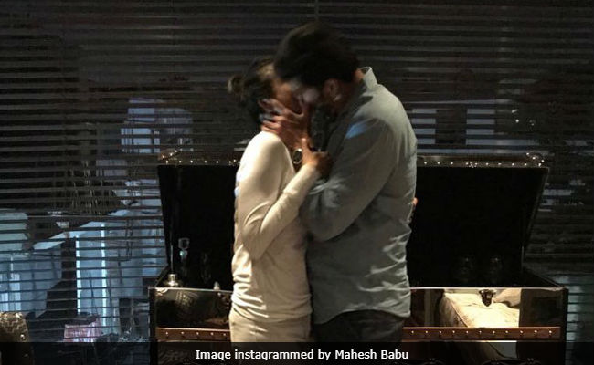 Viral: After <i>Bharat Ane Nenu</i>'s Success, Mahesh Babu Thanks Wife Namrata Shirodkar With A Kiss