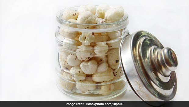 रात को सोने से पहले 1 महीने तक दूध में भीगा मखाना खाना कर दीजिए शुरू, शरीर को मिलेंगे गजब के फायदे रात को सोने से पहले 1 महीने तक दूध में भीगा मखाना खाना कर दीजिए शुरू, शरीर को मिलेंगे गजब के फायदे