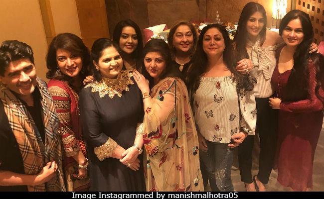 Tina Munim, Sonali Bendre, Padmini Kolhapure Dined With Manish Malhotra. Pics Here