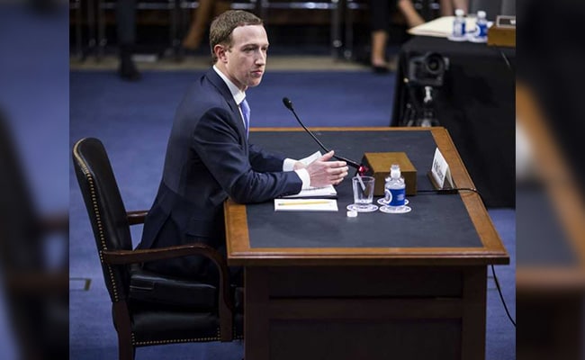 Mark Zuckerberg's Height-Boosting Cushion Gets Twitter's Attention