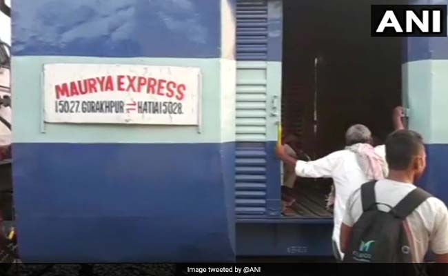 ट्रैक के किनारे पड़ी पटरी मौर्य एक्सप्रेस में घुसी, एक यात्री की मौत और 2 घायल