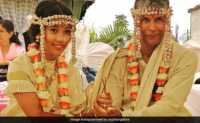 25 साल छोटी गर्लफ्रेंड के साथ शादी के बंधन में बंधे मिलिंद सोमन, देखें Wedding Album