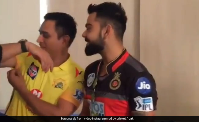 FUNNY VIDEO: धोनी ने विराट कोहली को दिखाए अपने डोले, ऐसे किया मजाक FUNNY VIDEO: धोनी ने विराट कोहली को दिखाए अपने डोले, ऐसे किया मजाक