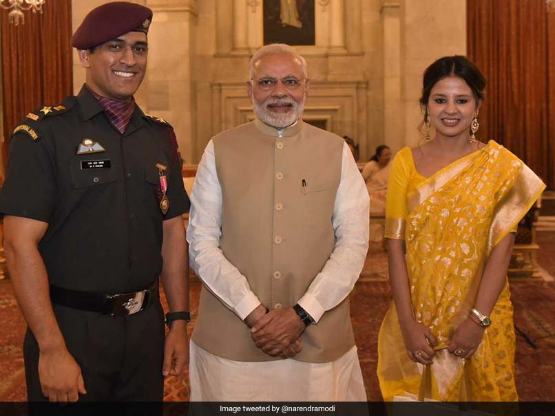 MS Dhoni Receives Padma Bhushan Award From President Ram Nath Kovind, Twitter Loves It