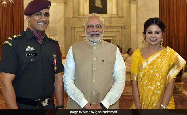 सैन्&zwj;य वर्दी में एमएस धोनी ने राष्&zwj;ट्रपति से लिया पद्म भूषण, ट्विटर ने किया सेल्&zwj;यूट...