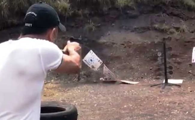 Viral Video: महेंद्र सिंह धोनी बन गए 'बंदूकबाज', धायं-धायं करके चलाई गोलियां