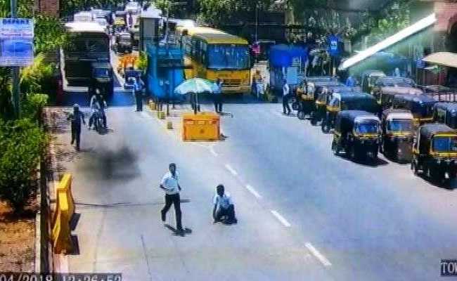 मुंबई: बिना टोल दिये भागने के चक्कर में कार चालक ने टोलकर्मी को मारी टक्कर, कैमरे में कैद