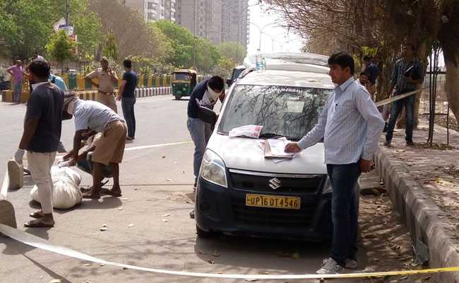 दिल्ली से सटे नोएडा में कैब में शव मिलने से मचा हड़कंप, पुलिस जांच में जुटी