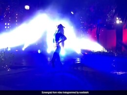 Video: बिना प्रैक्टिस के फिर स्टेज पर उतरी ये एक्ट्रेस, ऑडियंस को ऐसे चौंकाया... Video: बिना प्रैक्टिस के फिर स्टेज पर उतरी ये एक्ट्रेस, ऑडियंस को ऐसे चौंकाया...