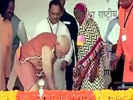 VIDEO: PM मोदी ने अपने हाथों से बुजुर्ग आदिवासी महिला को पहनाईं चप्पलें VIDEO: PM मोदी ने अपने हाथों से बुजुर्ग आदिवासी महिला को पहनाईं चप्पलें