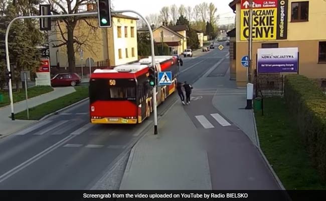 VIDEO: मजाक-मजाक में महिला ने सहेली को बस के नीचे धकेला, मौत से हुआ सामना