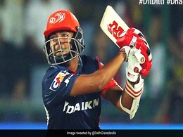 IPL 2018: पृथ्वी शॉ ने लगाया ऐसा हेलीकॉप्टर शॉट, धोनी भी देखते रह जाएं IPL 2018: पृथ्वी शॉ ने लगाया ऐसा हेलीकॉप्टर शॉट, धोनी भी देखते रह जाएं
